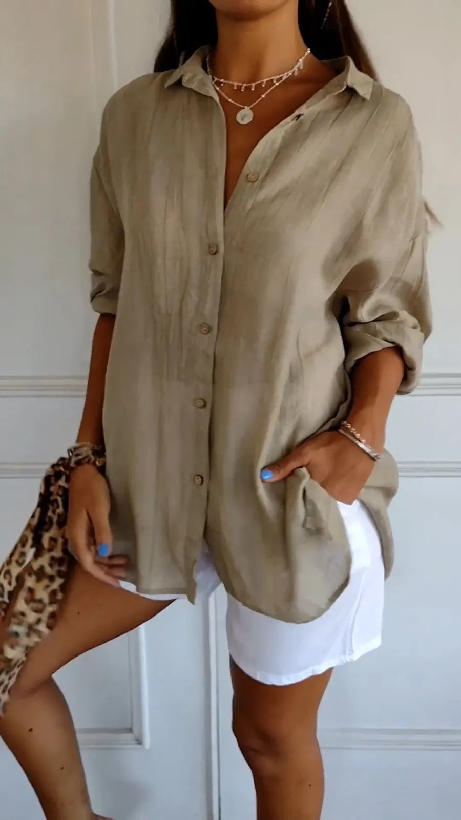 Women's blouse with long sleeves – loose-fitting button-down tunic top for daily use