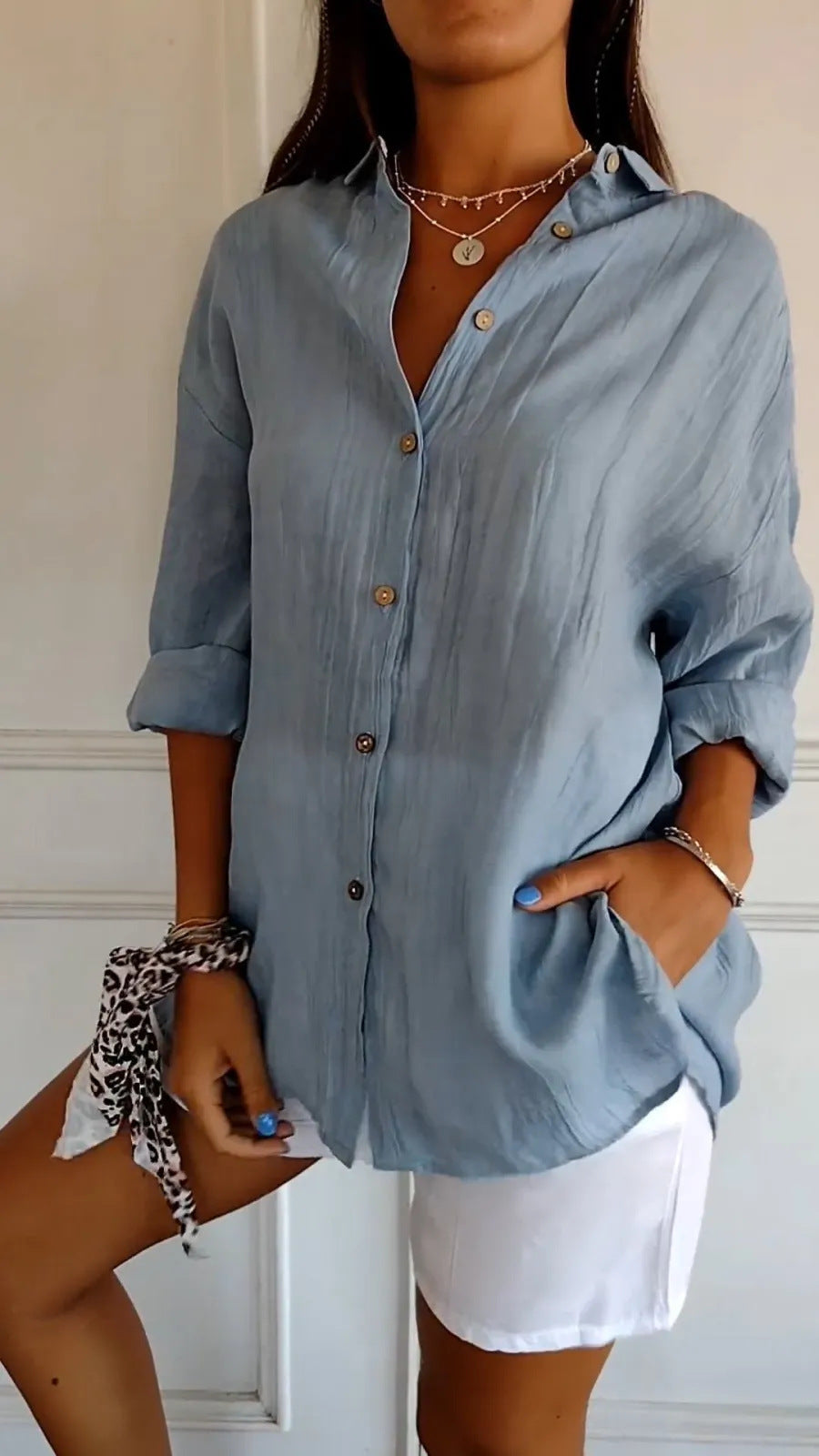 Women's blouse with long sleeves – loose-fitting button-down tunic top for daily use