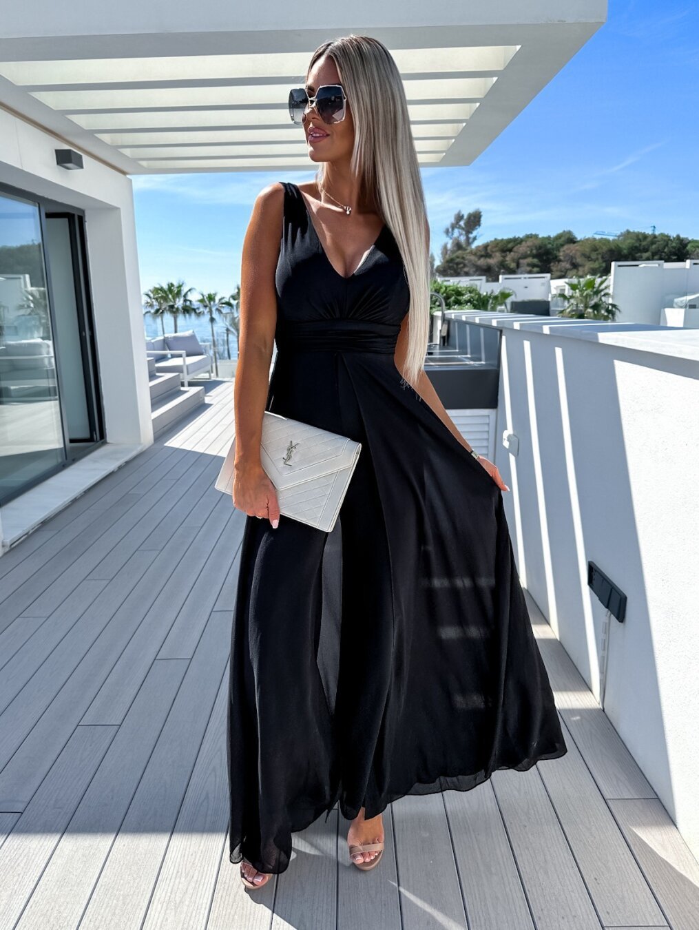 Julie – Elegant Women's Sleeveless Jumpsuit with V-Neck and Wide Legs for Summer
