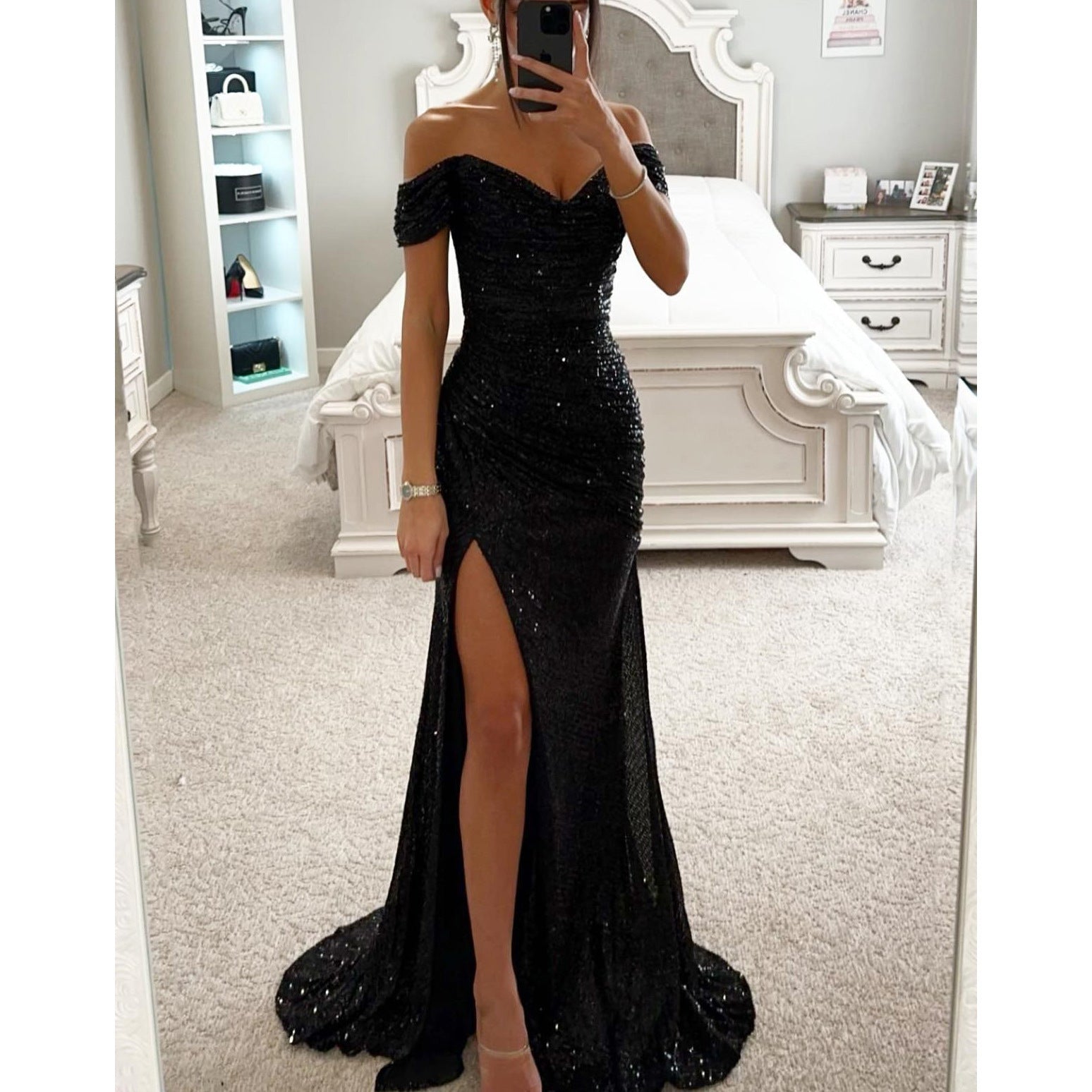Elegant women's evening dress with off-shoulder fit and high slit