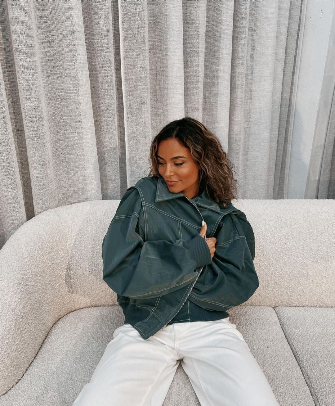 Women's Oversized Bomber Jacket – Trendy Streetwear Style – Casual Comfort for Every Day